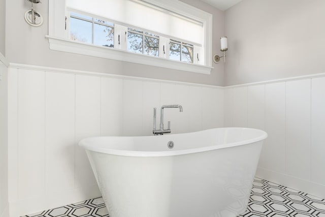 bathroom featuring a bathing tub