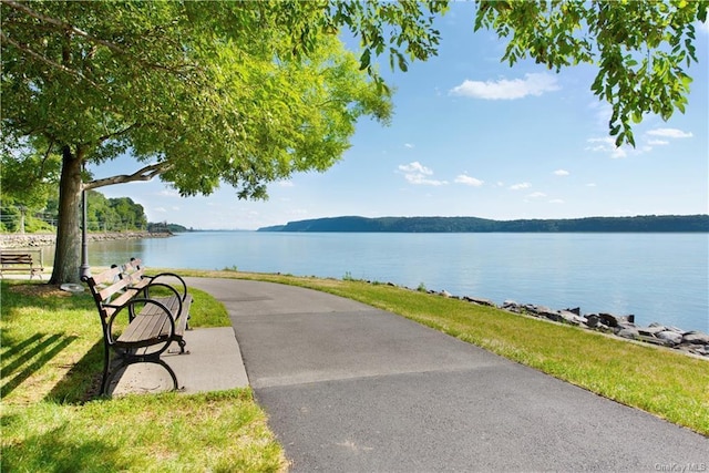 water view with a mountain view