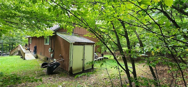 view of outdoor structure with a yard