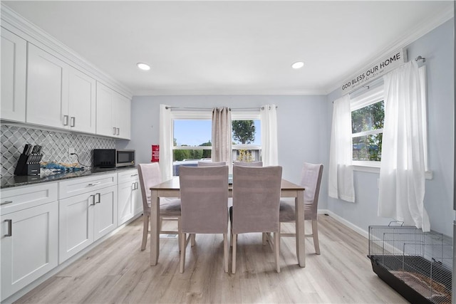 dining area featuring plenty of natural light, light hardwood / wood-style floors, and ornamental molding