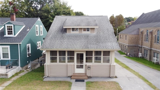 view of front of house featuring a front yard