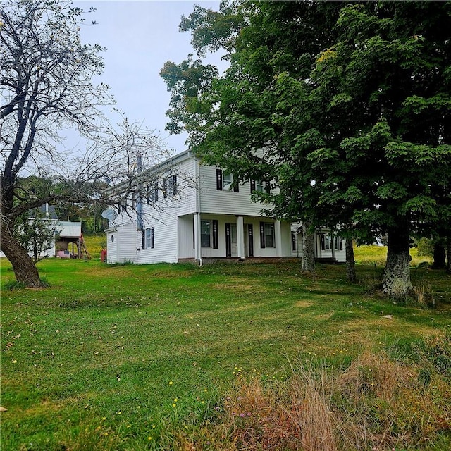 view of front of property with a front yard