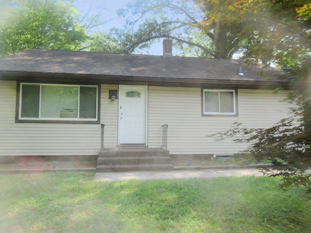 single story home with a front lawn