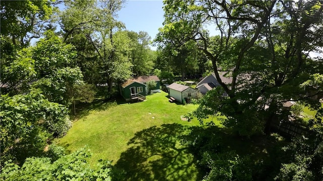 view of yard featuring an outdoor structure