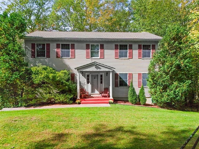 colonial house featuring a front yard