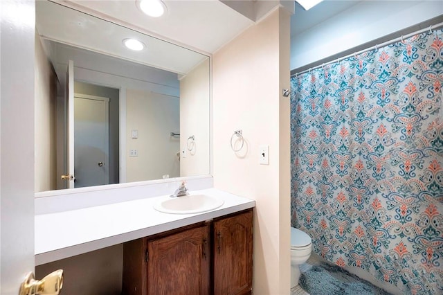 bathroom with a shower with curtain, vanity, and toilet