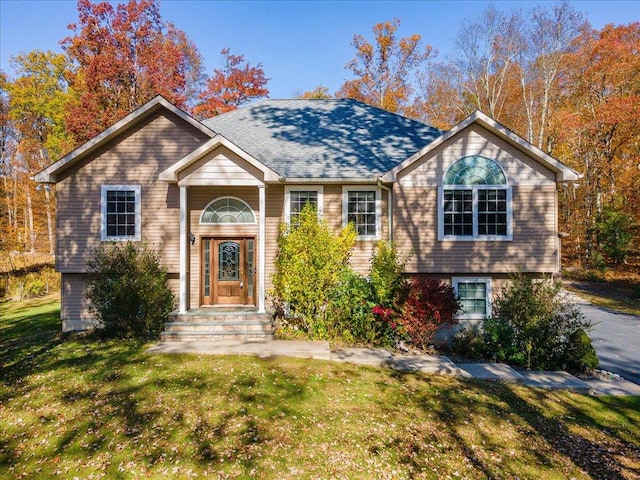 split foyer home with a front yard