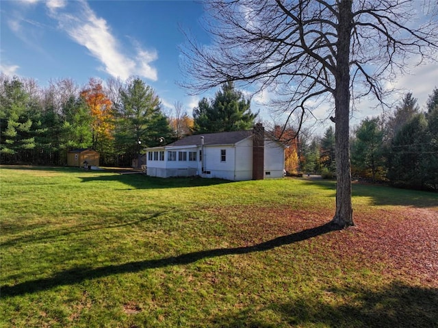 view of yard featuring a storage shed