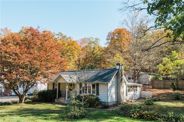 view of front of property featuring a front lawn and a porch