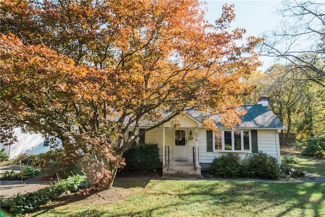 view of front of house featuring a front lawn