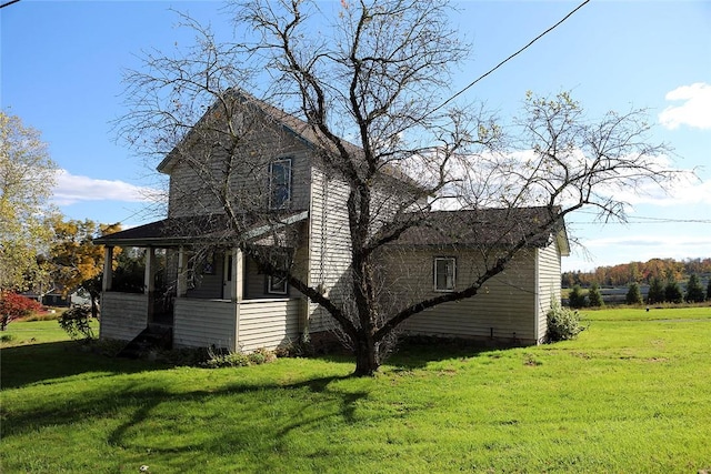 view of side of property featuring a yard