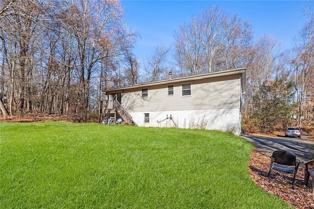 back of house featuring a lawn