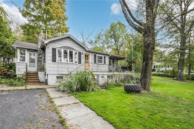 view of front of property with a front yard