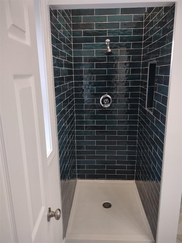 bathroom featuring tiled shower