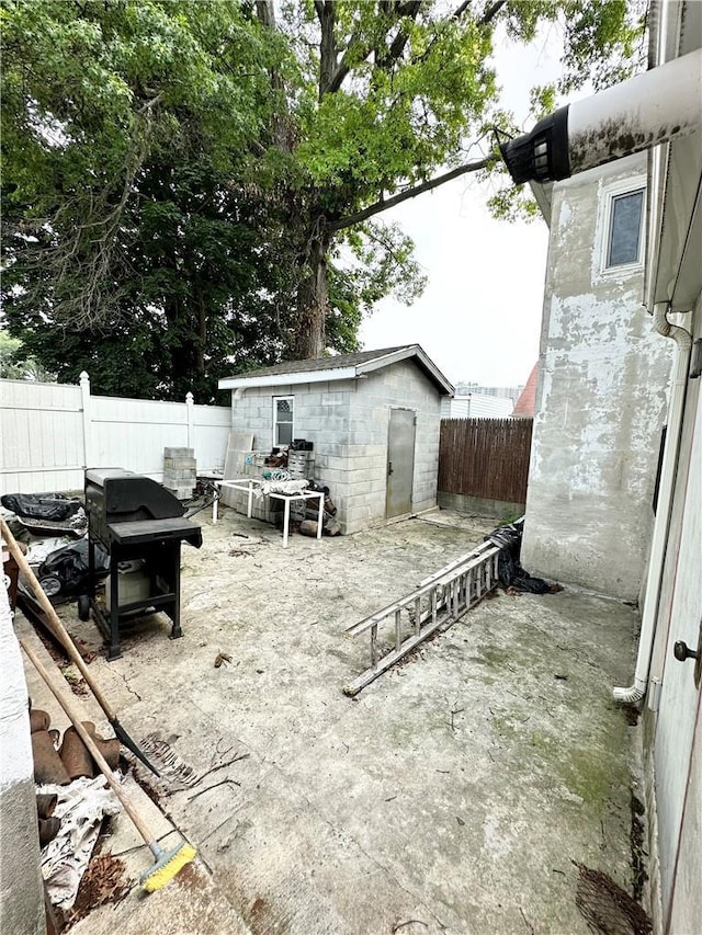 view of yard with an outbuilding