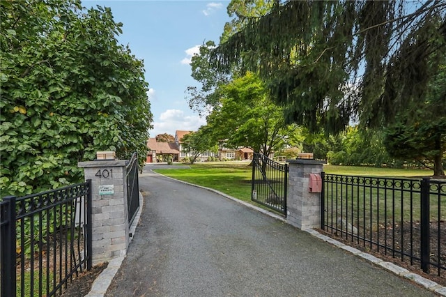 view of gate featuring a lawn