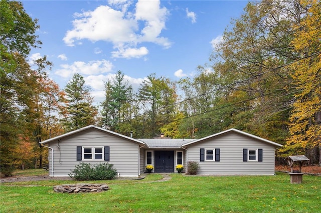 ranch-style home featuring a front lawn