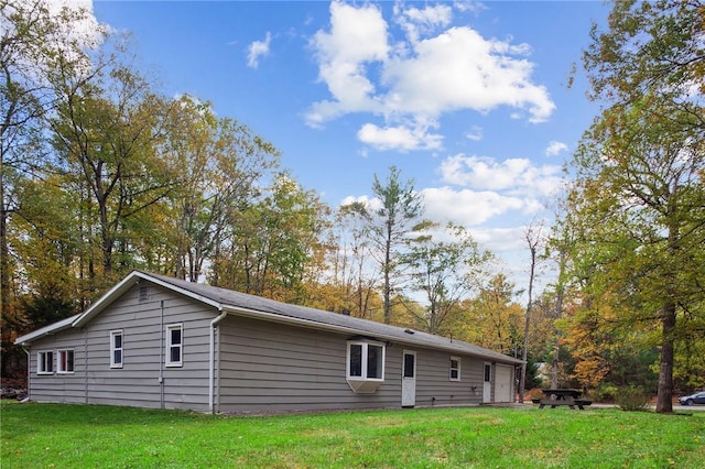 back of house featuring a yard