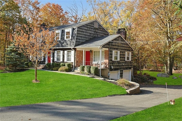 view of front of property featuring a front yard and a garage