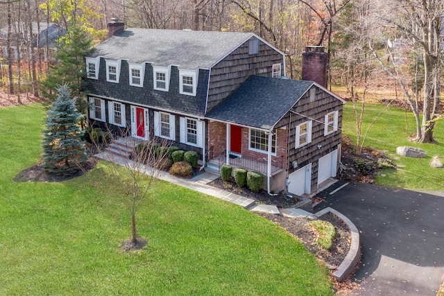 view of front of property featuring a front yard and a garage