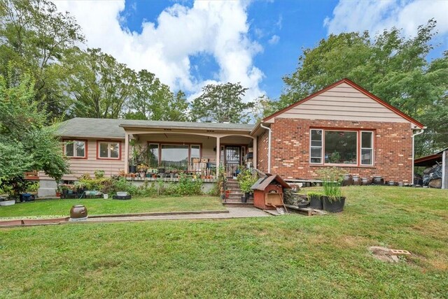 view of front facade featuring covered porch and a front yard