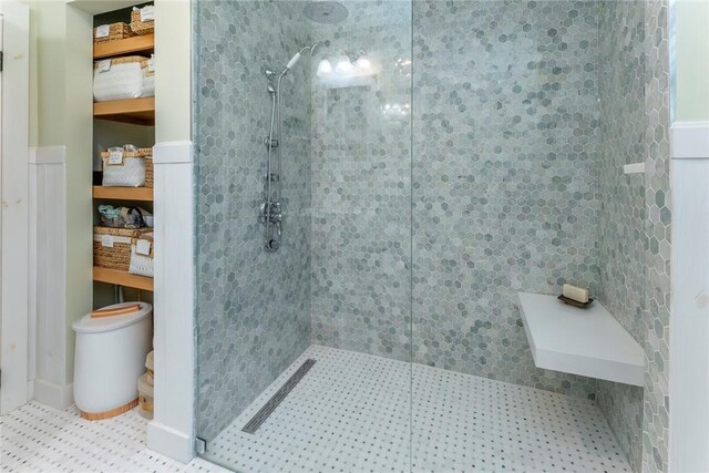 bathroom featuring tiled shower