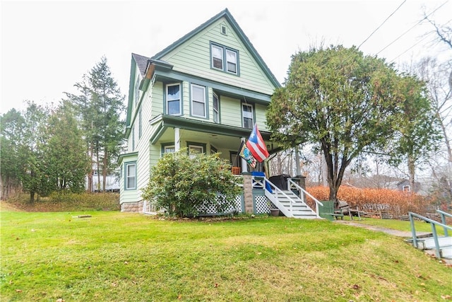 view of front of property featuring a front yard and a porch