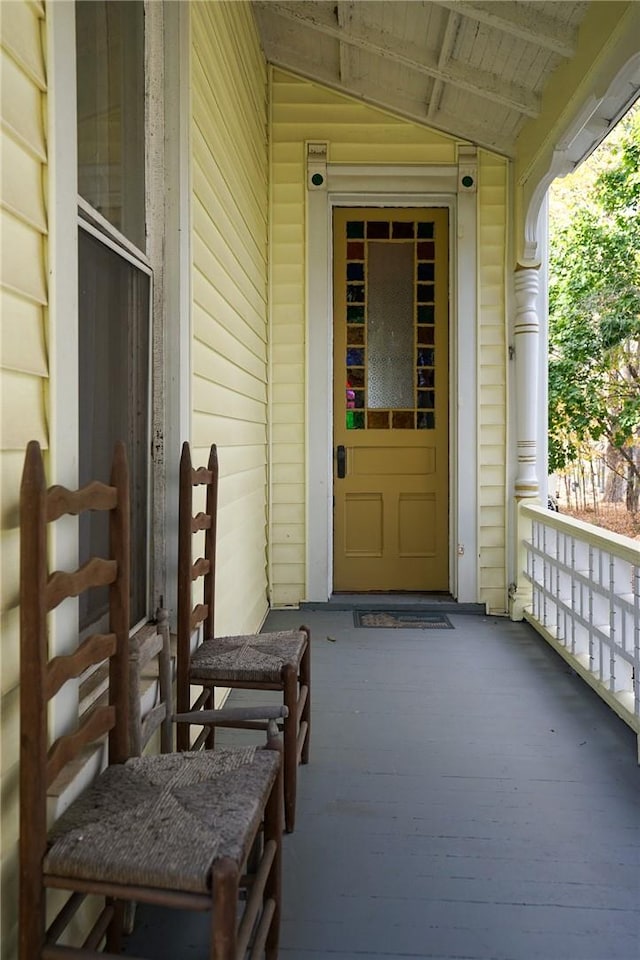 property entrance featuring a porch