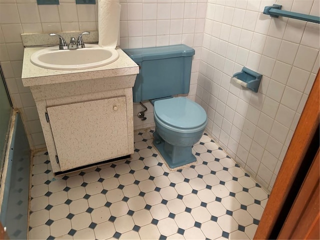 bathroom featuring tile walls