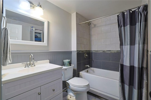 full bathroom with shower / bath combination with curtain, vanity, and toilet