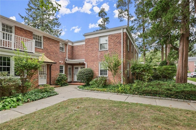 view of front facade with a front yard