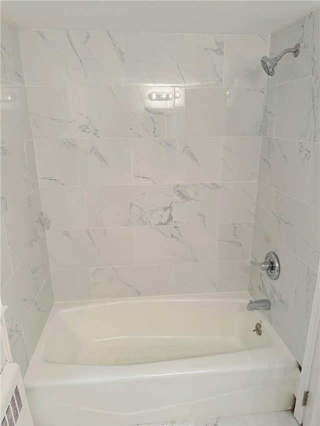 bathroom with tiled shower / bath