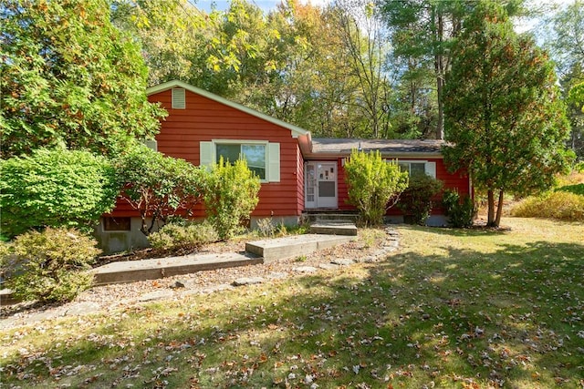 view of front of property featuring a front yard