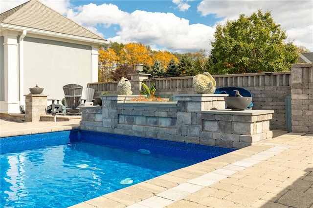 view of swimming pool