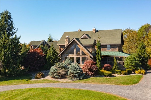 view of front of house featuring a front lawn