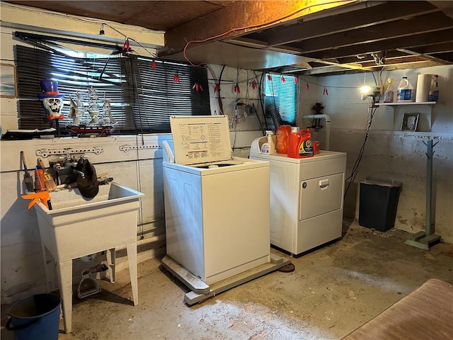 laundry area featuring washer and clothes dryer and a workshop area