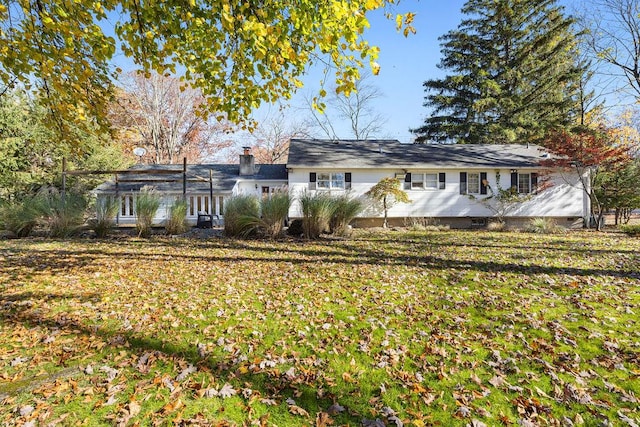 view of front facade with a front yard