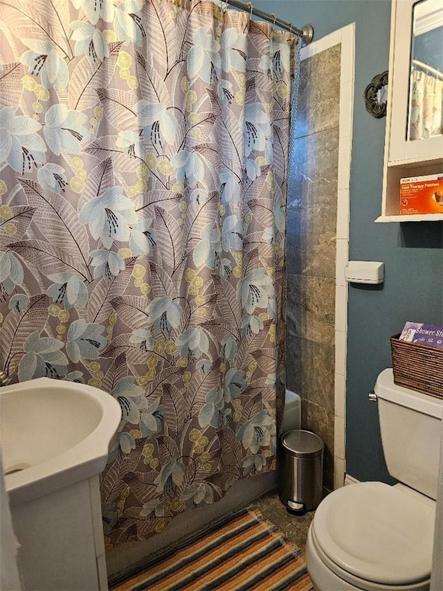 bathroom featuring a shower with shower curtain, vanity, and toilet