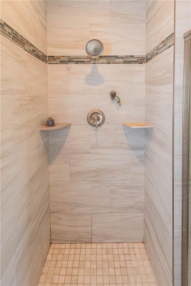 bathroom featuring tiled shower