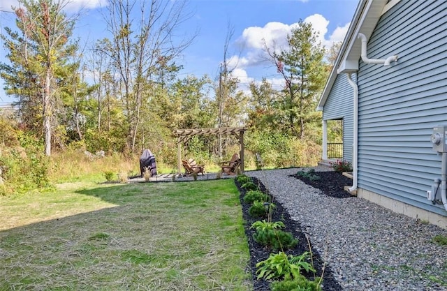 view of yard featuring a pergola