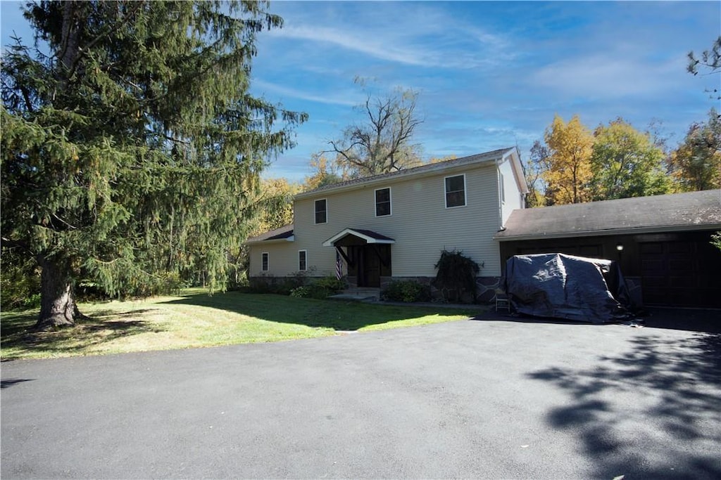 view of front facade with a front lawn