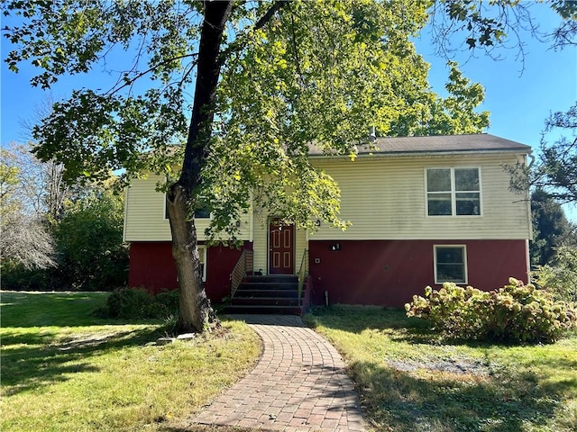 split foyer home featuring a front lawn