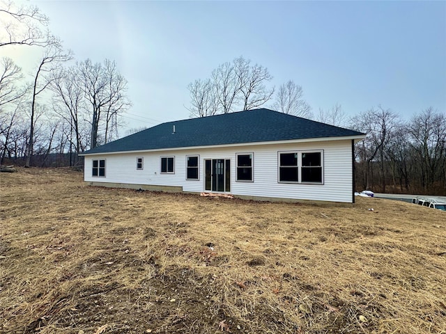 back of house featuring a yard