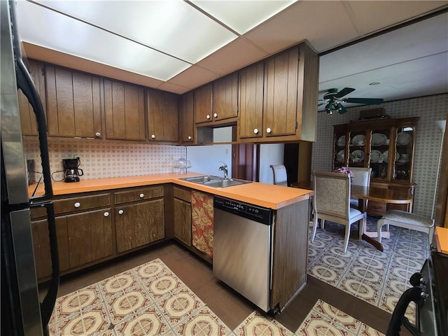 kitchen with ceiling fan, sink, stainless steel appliances, backsplash, and kitchen peninsula