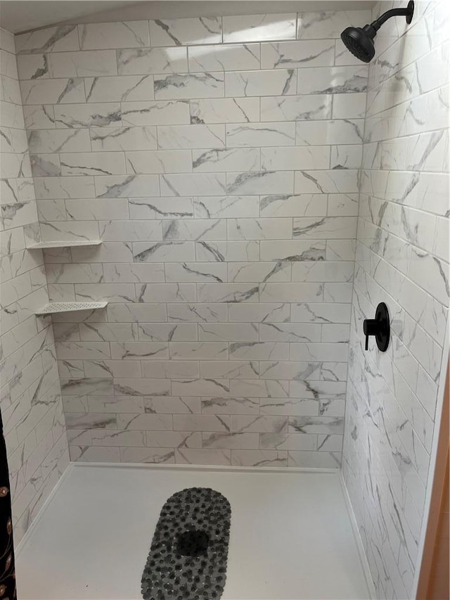 bathroom featuring a tile shower