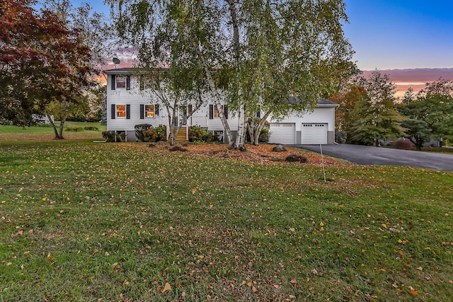 view of front of house featuring a lawn