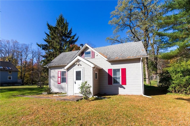 view of front of property featuring a front yard