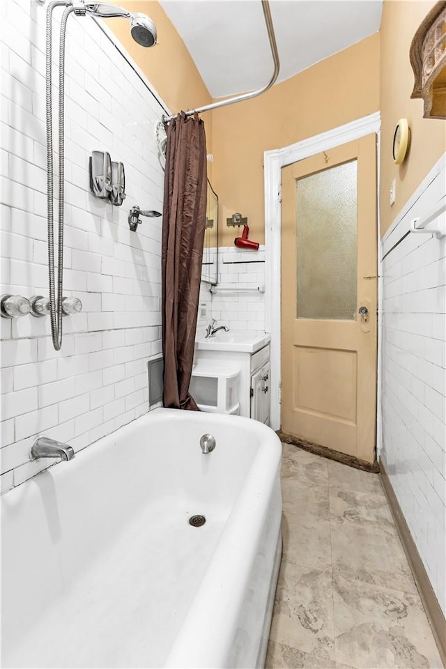 bathroom with shower / bath combo with shower curtain