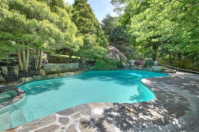 7 High Point Cir, Chappaqua, NY 10514 - view of swimming pool with a patio and a pool with connected hot tub