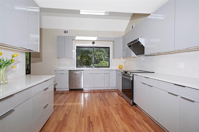 7 High Point Cir, Chappaqua, NY 10514 - kitchen featuring appliances with stainless steel finishes, modern cabinets, backsplash, light wood-style flooring, and light countertops